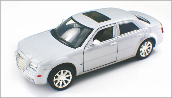 中国 家に Decoratio として 1/24 台の銀色の白い注文のスケール・モデル車クライスラ 300 サプライヤー